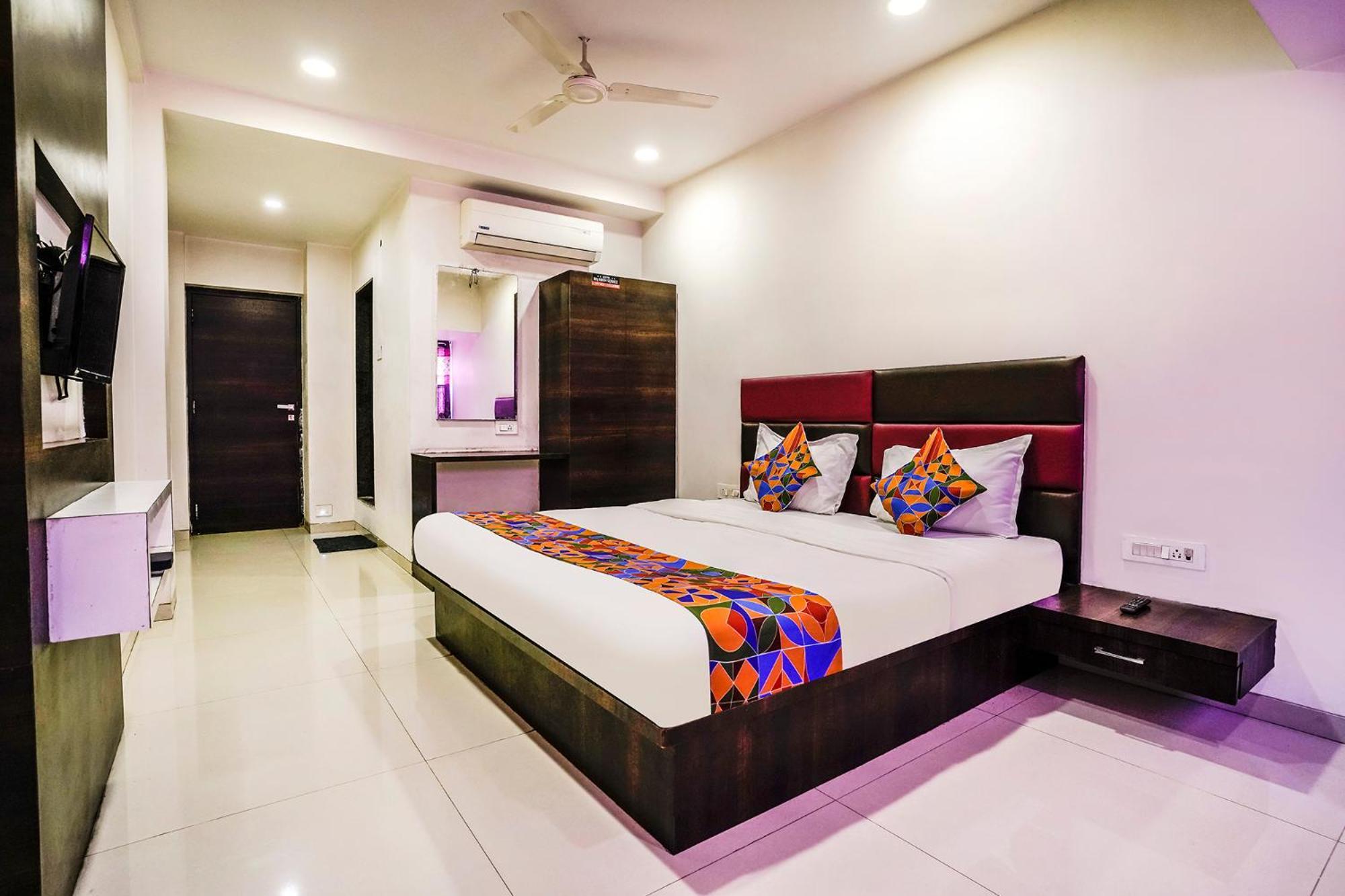 Fabexpress Raj Tourist Hotel Nashik Exterior photo