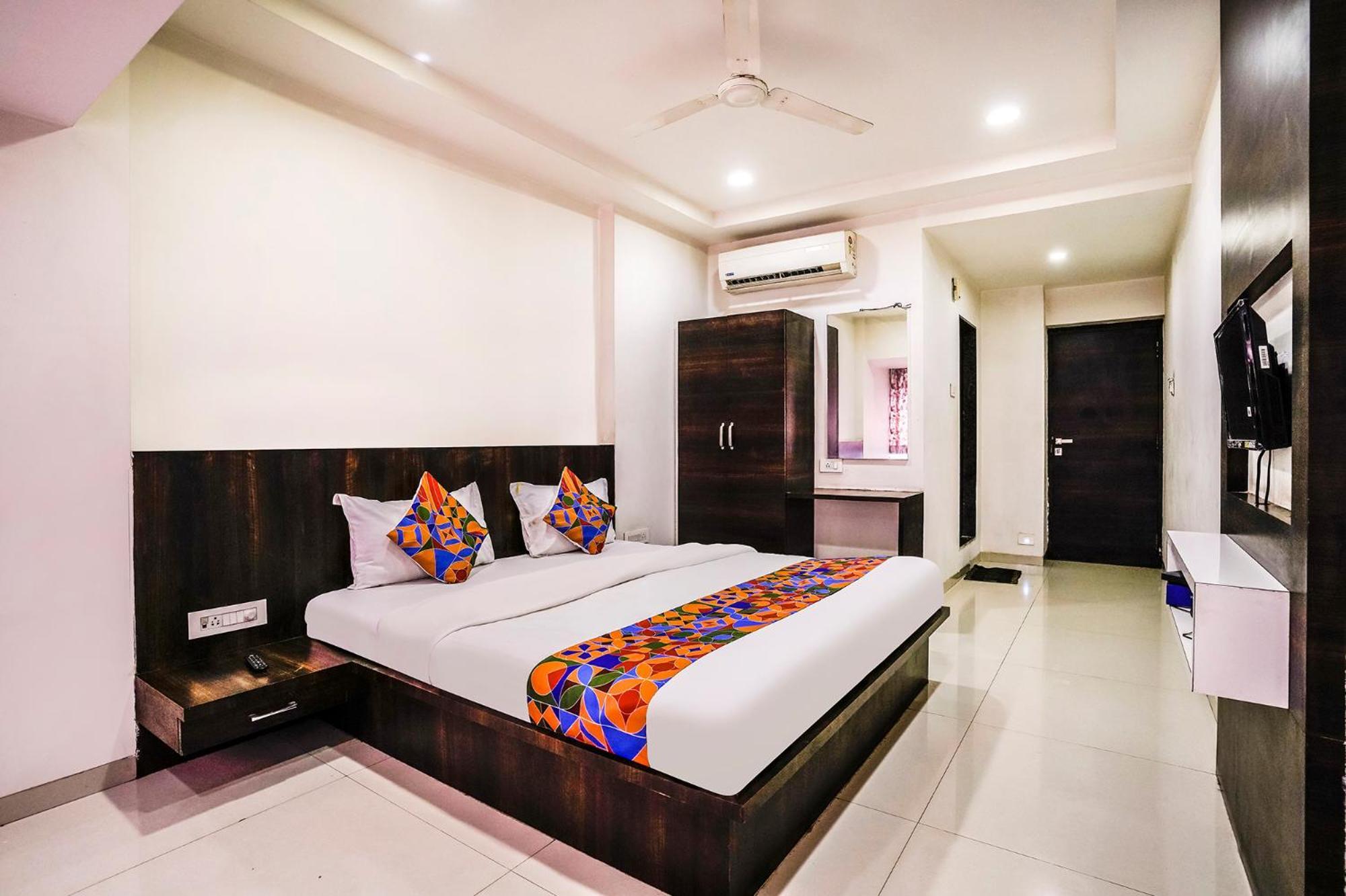 Fabexpress Raj Tourist Hotel Nashik Exterior photo